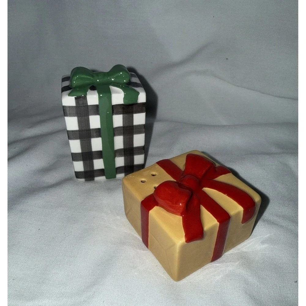 Hallmark Salt‎ and Pepper Shakers Ceramic Christmas Presents Wrapped Gift Boxes